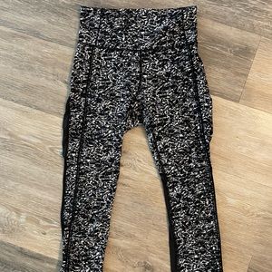 LIKE NEW Lululemon Mesh Crop Leggings, Black and White Size 4